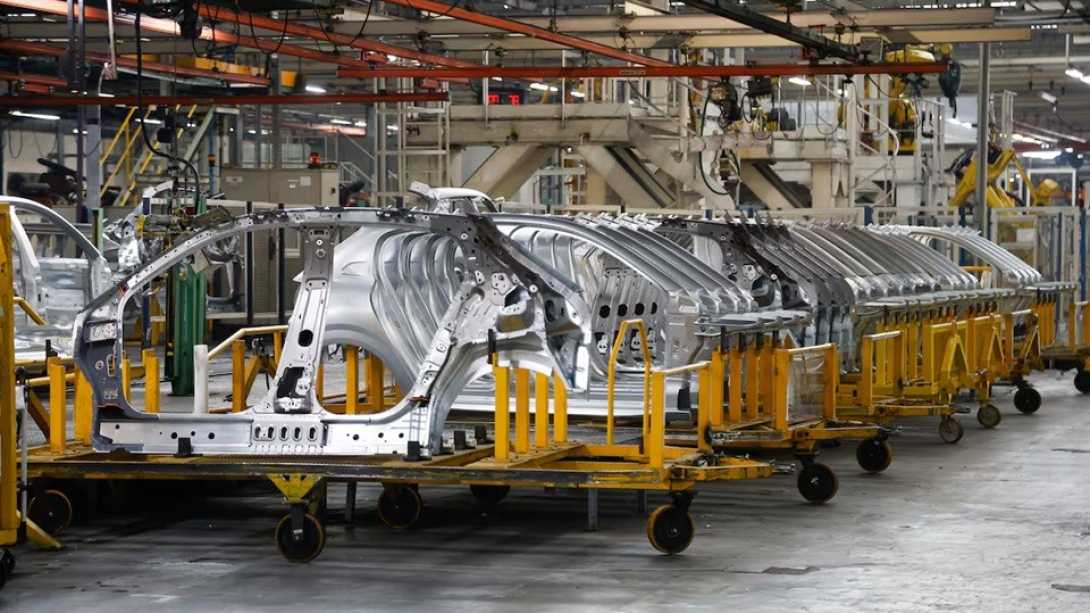 Otra planta automotriz suspende su producción por un mes