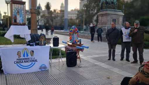 La policía quiso impedir un rezo por la conversión de Milei, Caputo y Adorni 