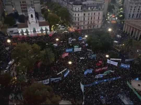 Una multitud se plantó ante la Casa Rosada en la Cuarta Marcha Federal Universitaria