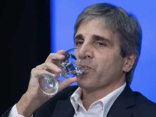 Freno judicial a la venta de AySA: un fallo complica el plan privatizador de Milei