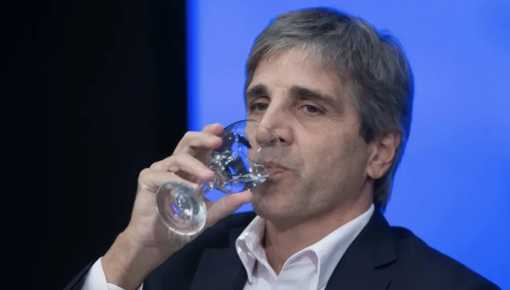 Caputo confirmó la privatización del 90% de AySA: el Gobierno acelera el remate final del país