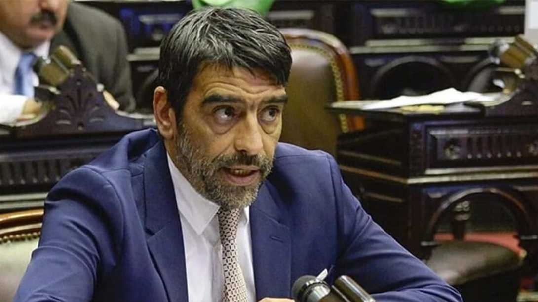 Tailhade expuso a un libertario que tiene una gigantografía de Bussi en su despacho