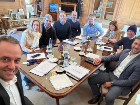 Crece la tensión: Caputo y los Menem vuelven a chocar por la estrategia con los gobernadores