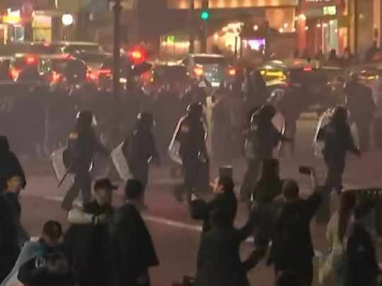 Despedida del Indio en el centro porteño: represión policial, gases y cacería en el Obelisco