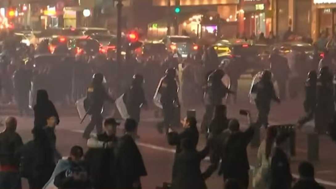 Despedida del Indio en el centro porteño: represión policial, gases y cacería en el Obelisco