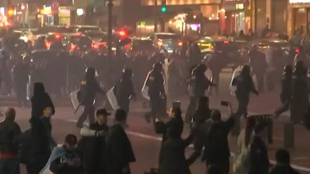 Despedida del Indio en el centro porteño: represión policial, gases y cacería en el Obelisco