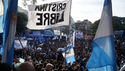 Banderazo en Parque Lezama para reclamar la liberación de Cristina