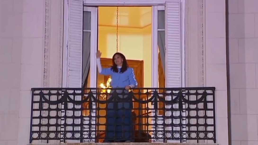 Cristina reapareció en el balcón y saludó a la militancia tras el acto en Parque Lezama