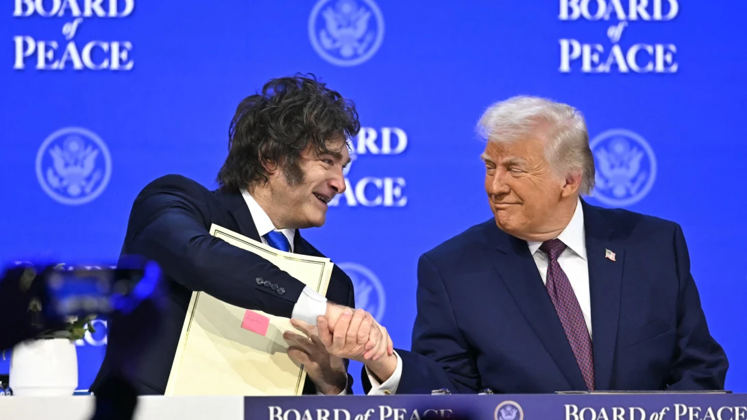 Milei cumplió con Trump y el pago a los buitres es ley