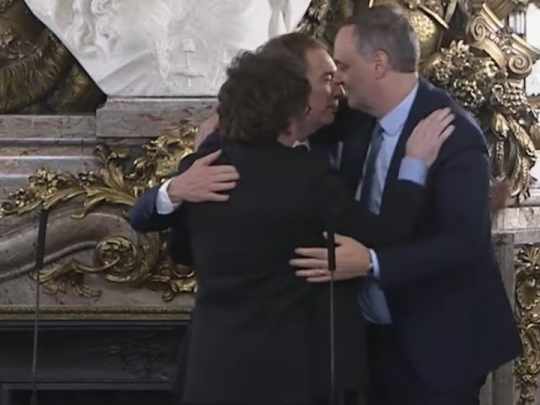 Insólito: Milei sumó a Adorni al abrazo con Santilli tras la jura