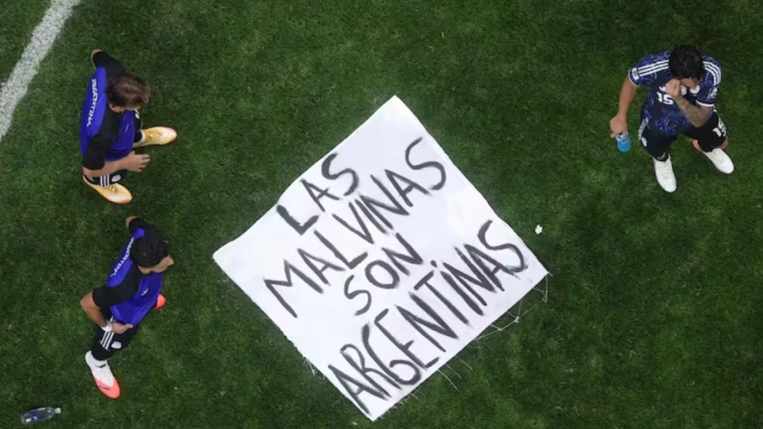Malvinas: la historia de la bandera que desplegaron los jugadores