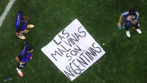 Malvinas: la historia de la bandera que desplegaron los jugadores