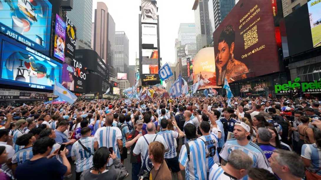 Multitudinario banderazo argentino en Times Square antes de la final