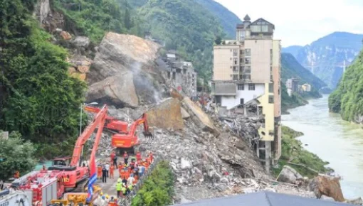 Tragedia en China: una montaña se desplomó y dejó 11 muertos y 50 desaparecidos
