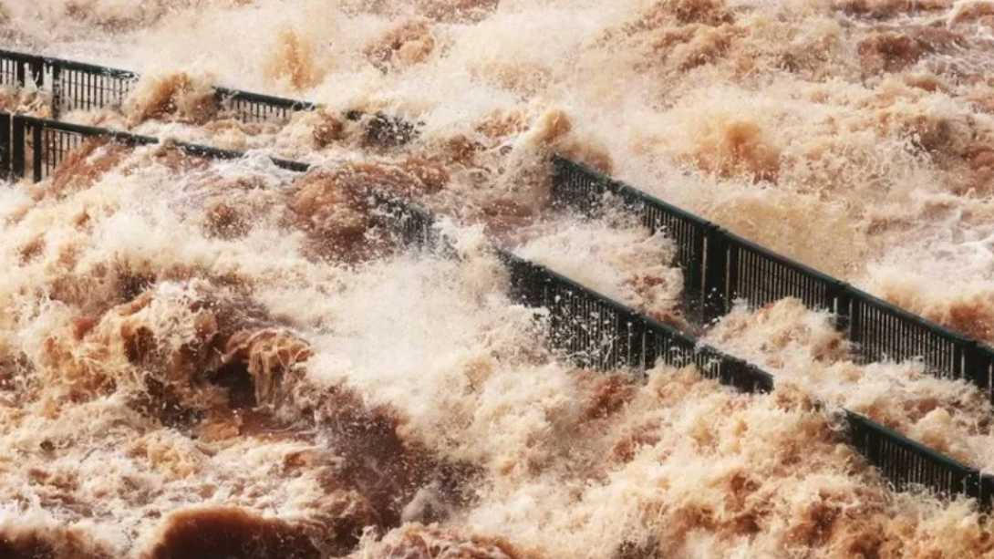 Cerraron la Garganta del Diablo en las Cataratas del Iguazú por una histórica crecida del río