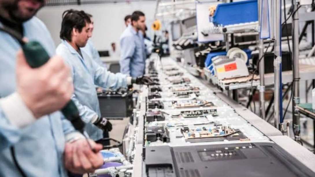 El derrumbe de la industria electrónica es brutal: la producción cayó hasta un 44%