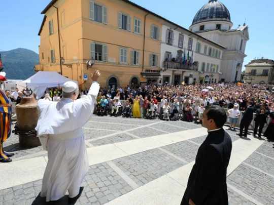 El papa León XIV llamó a discernir lo esencial ante el consumismo y la guerra