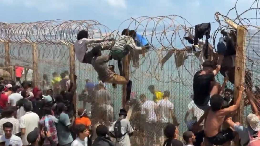 España moviliza al Ejército tras el ingreso masivo de migrantes desde Marruecos a Ceuta