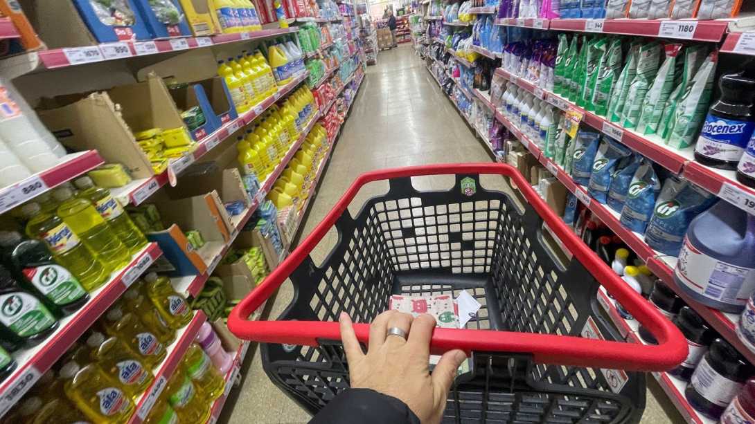 Comer en Argentina es más caro que en Brasil y Chile: cuánto cuesta una canasta básica