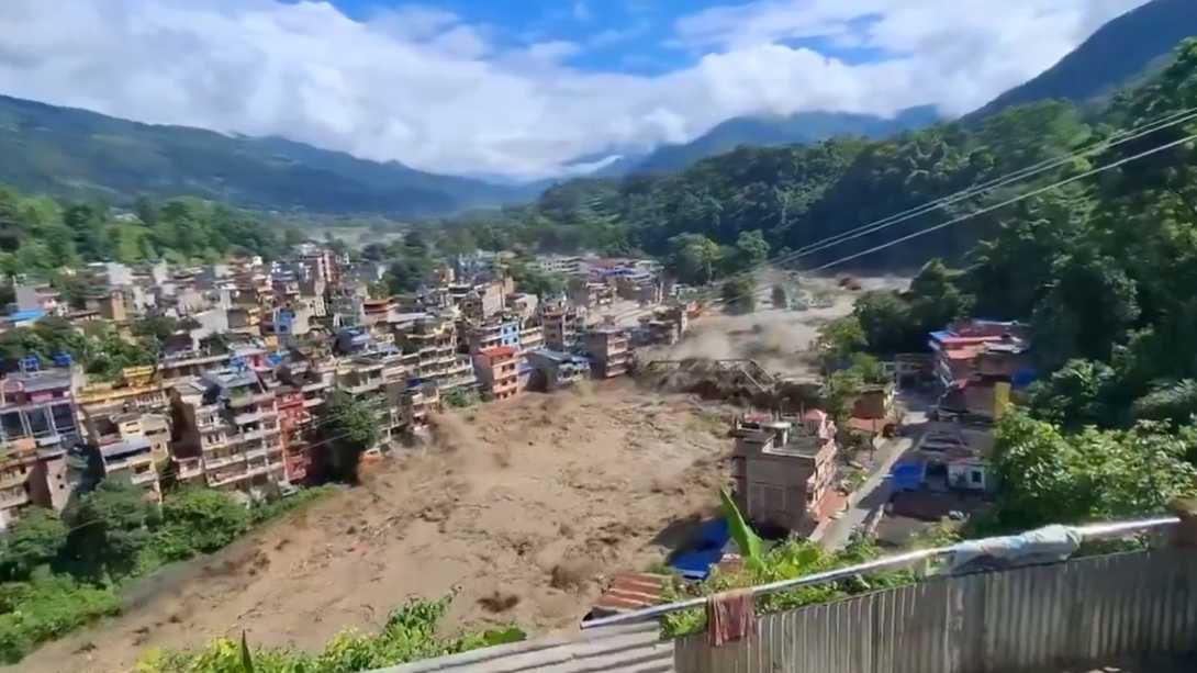 Nepal enfrenta una tragedia devastadora: al menos 157 muertos y cientos de desaparecidos