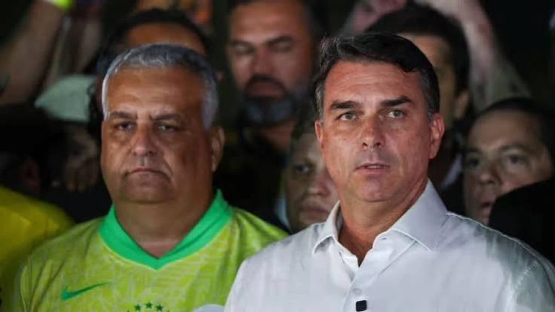 Brasil: la Justicia le prohibió salir del país a Flávio Bolsonaro
